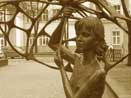 девочка с зонтом (скульптура Владимира Жбанова)